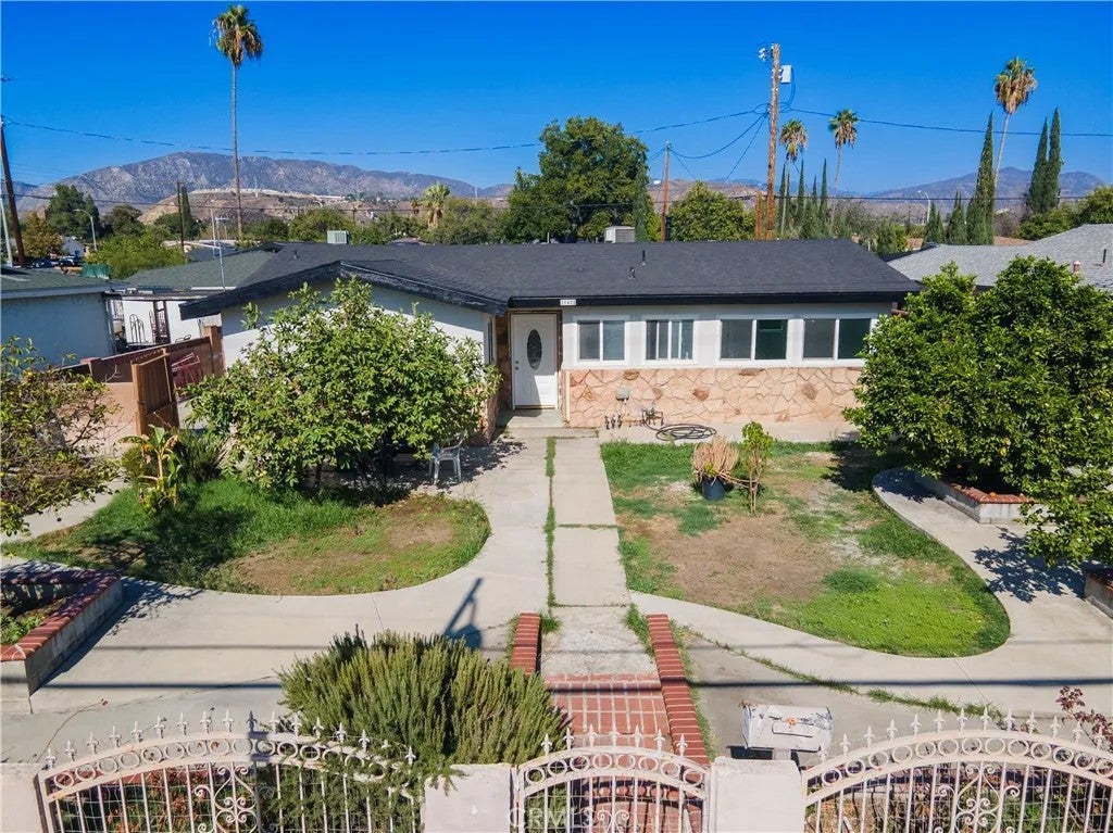 11428 Glenoaks — photo