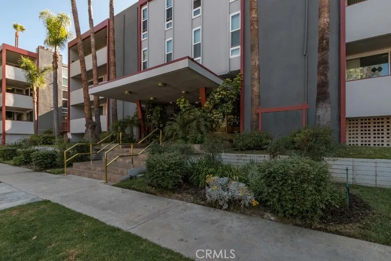 4915 Tyrone Unit 325 — photo