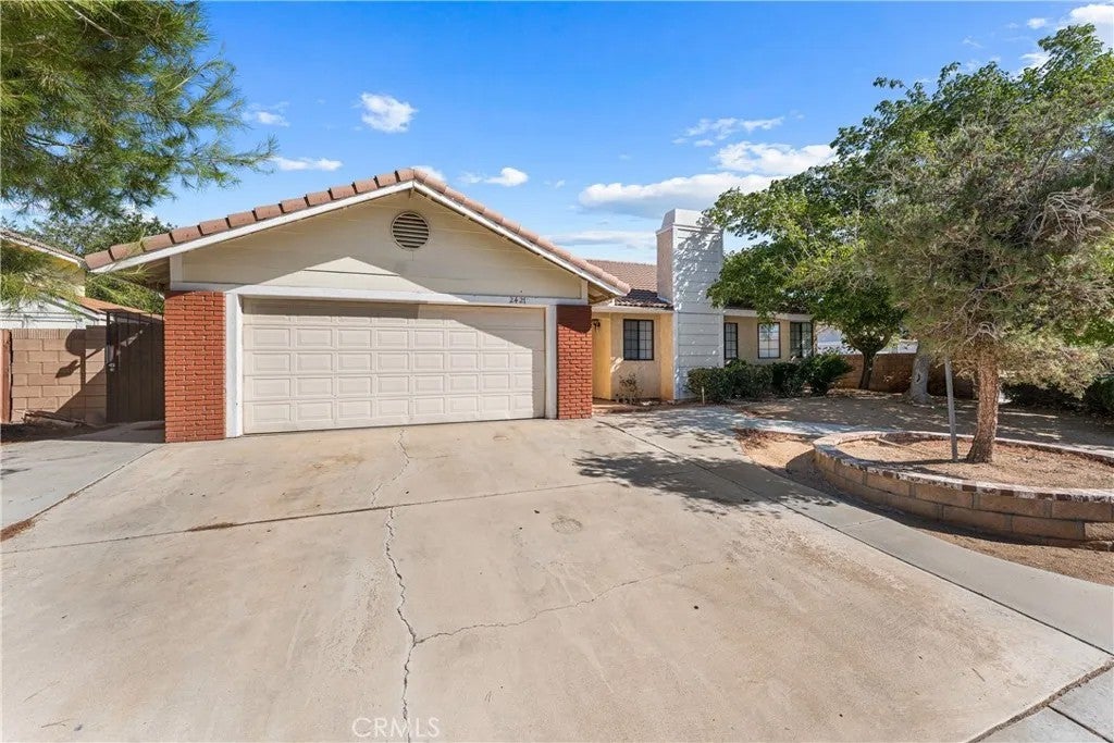 2427 Oakcrest — photo