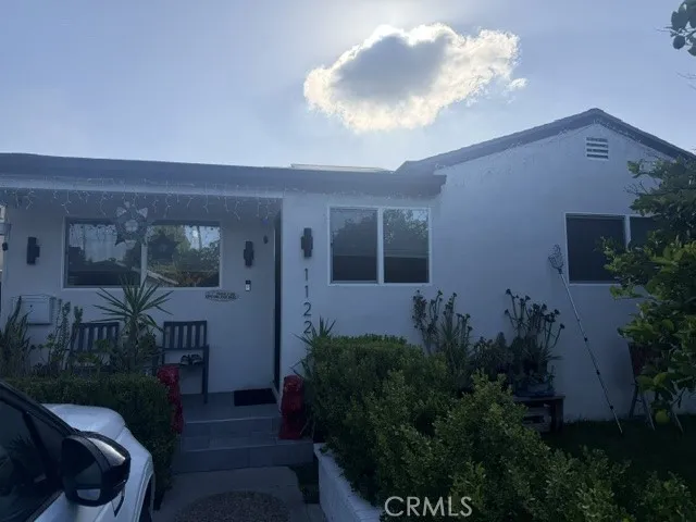 1122 N Beachwood — photo