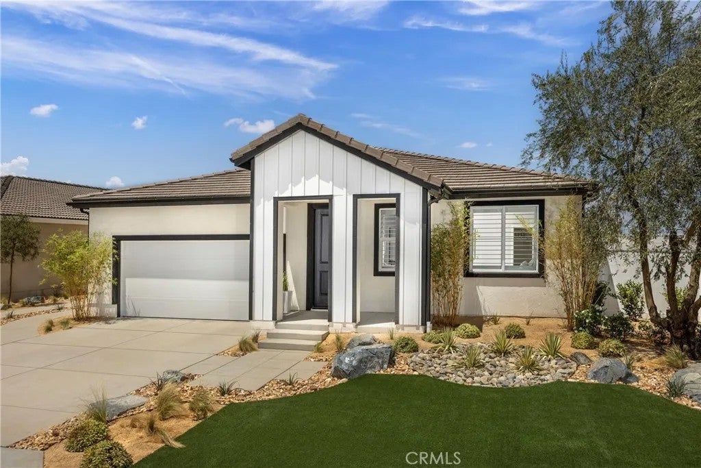 1558 E Holguin Street — photo