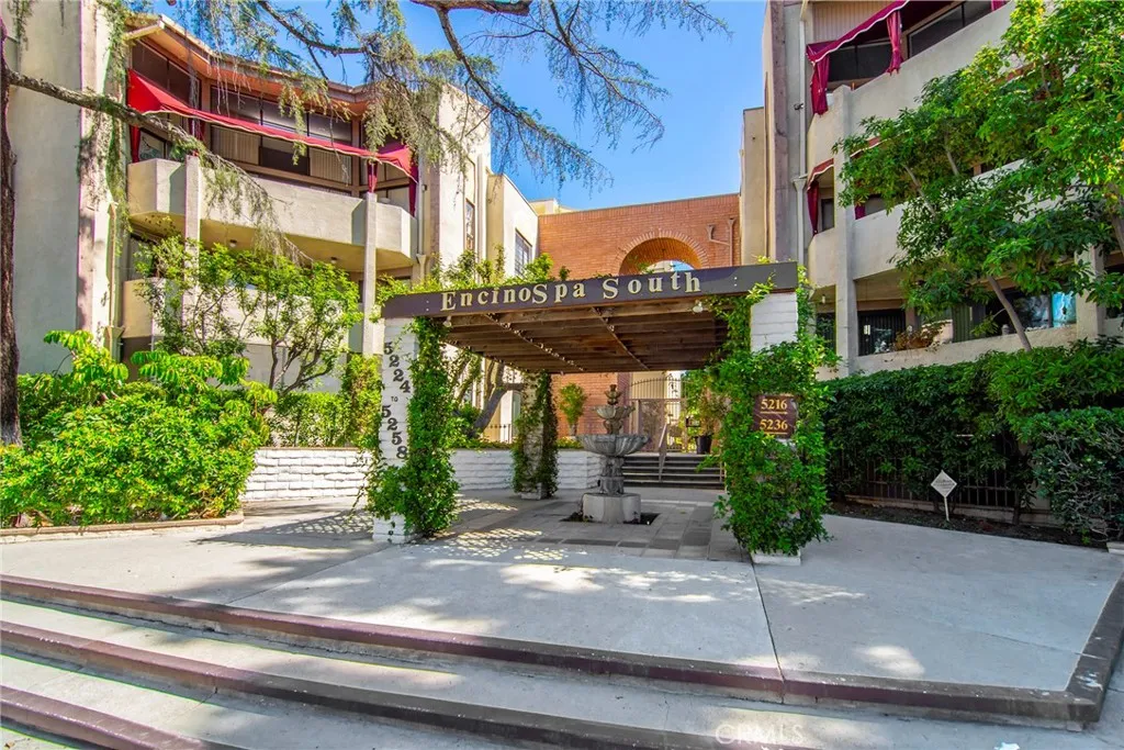 5236 Yarmouth Avenue Unit 214 — photo