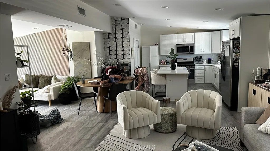 7833 Bothwell — photo