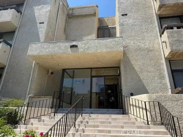5237 Newcastle Avenue Unit 205 — photo