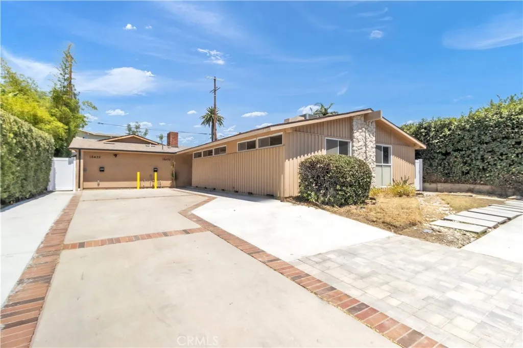 16433 Kingsbury Street — photo