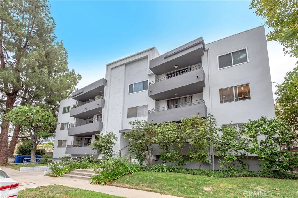 16012 Moorpark Unit 302a — photo