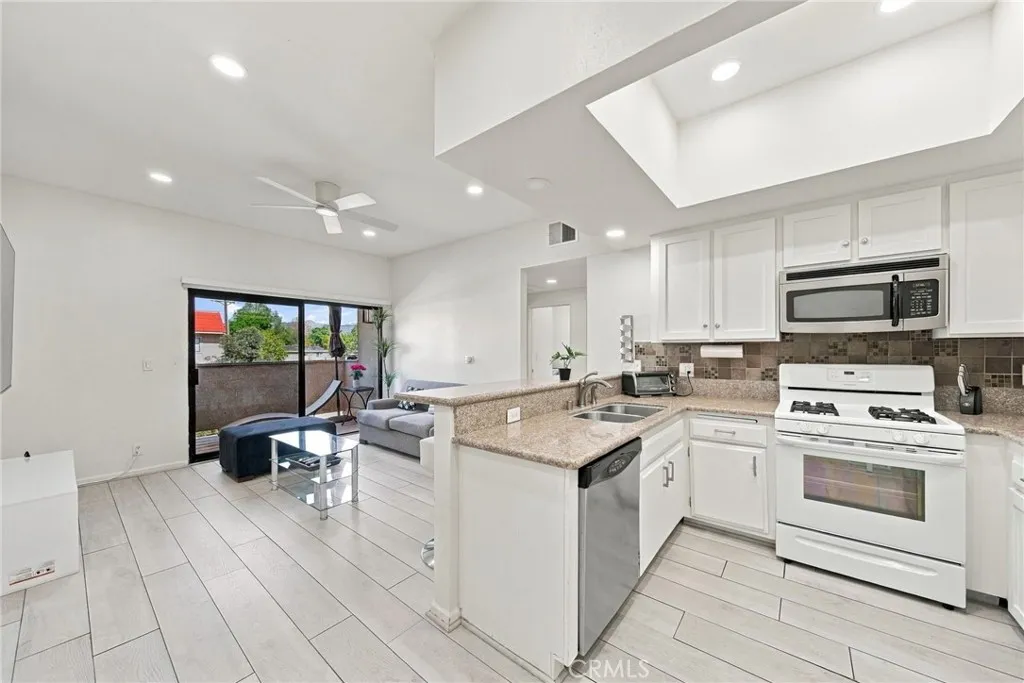 10943 Laurel Canyon Boulevard Unit B9 — photo
