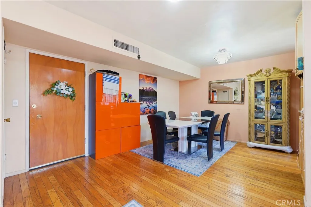 5429 Newcastle Unit 303 — photo