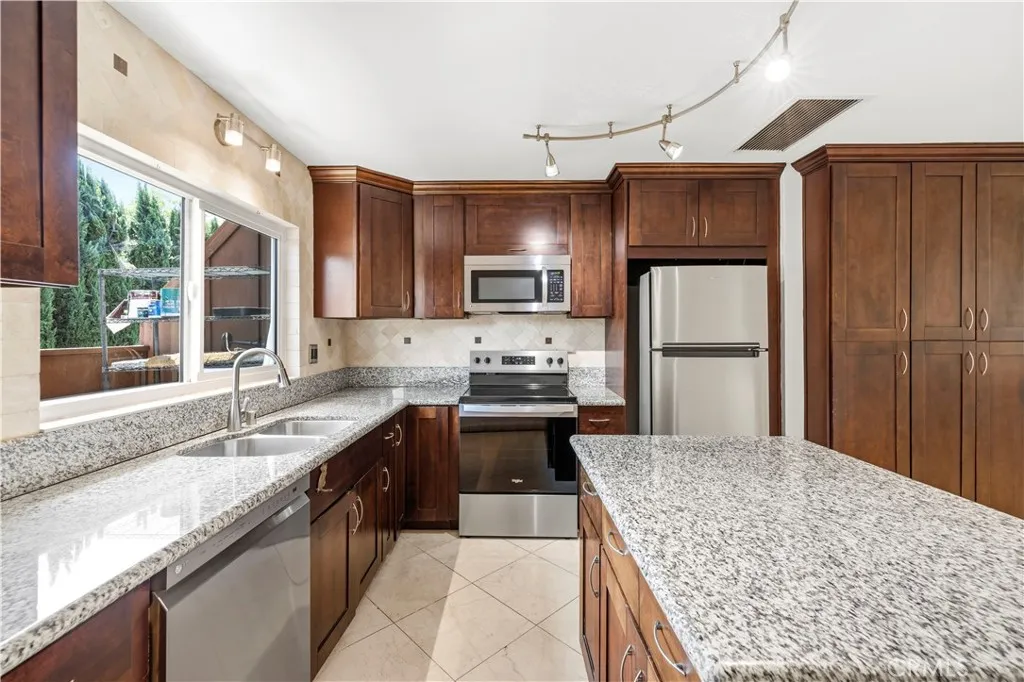 7320 Lennox Avenue Unit D8 — photo