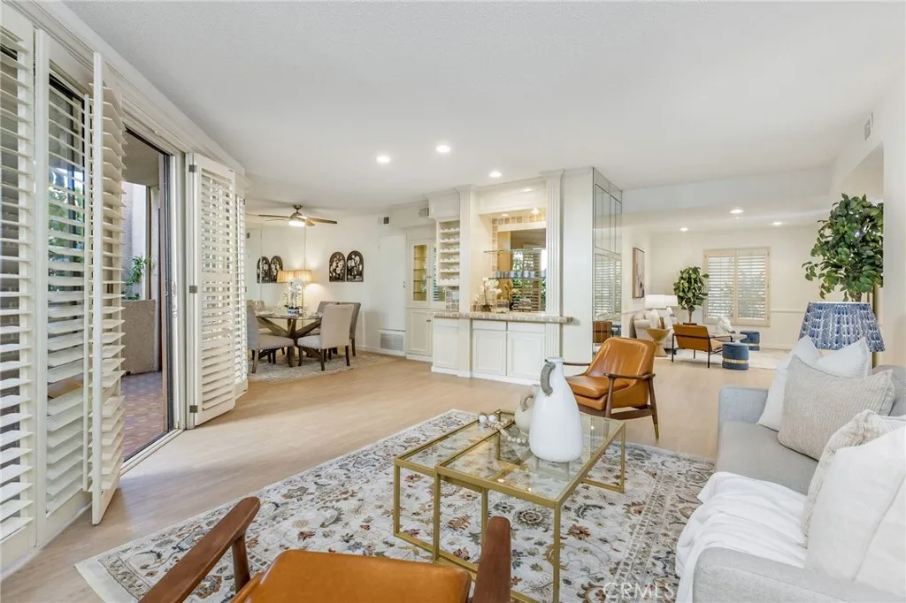 5216 Yarmouth Avenue Unit 105 — photo