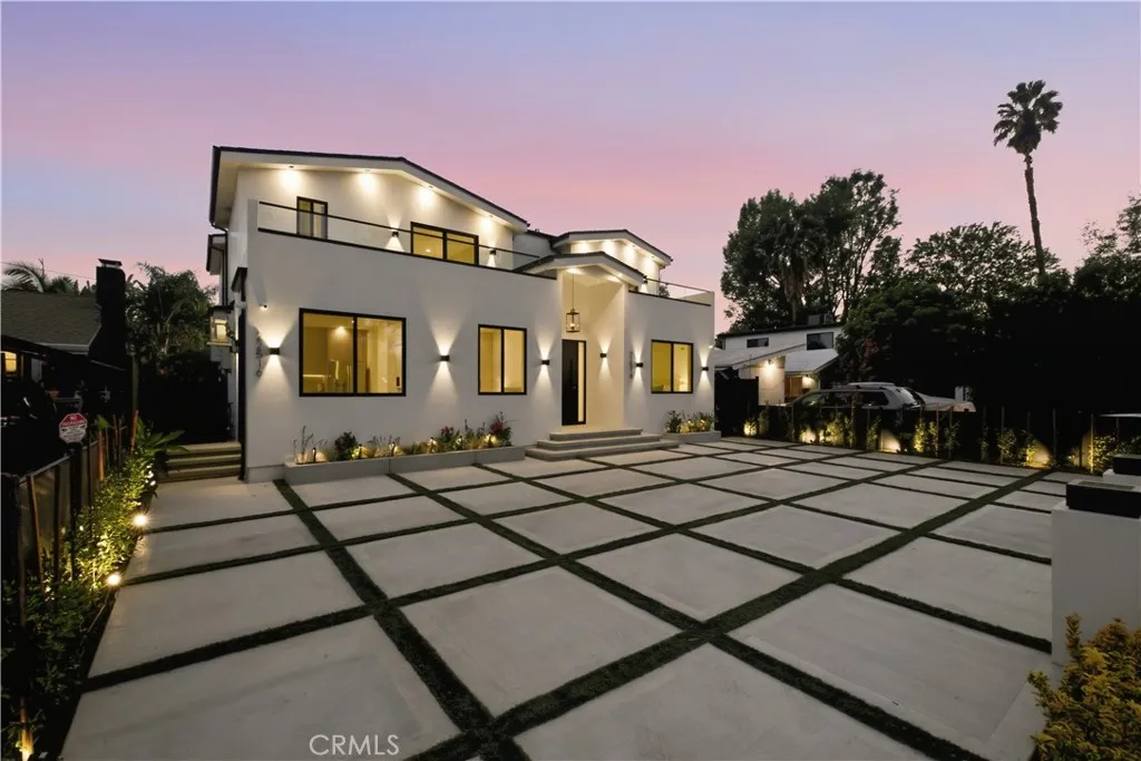 22518 Burbank — photo