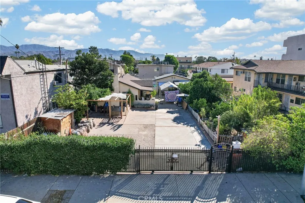 6856 Laurel Canyon Boulevard — photo