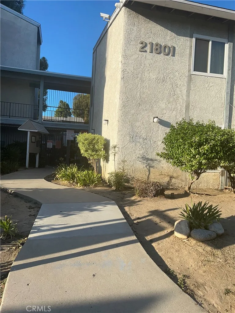 21801 Roscoe — photo