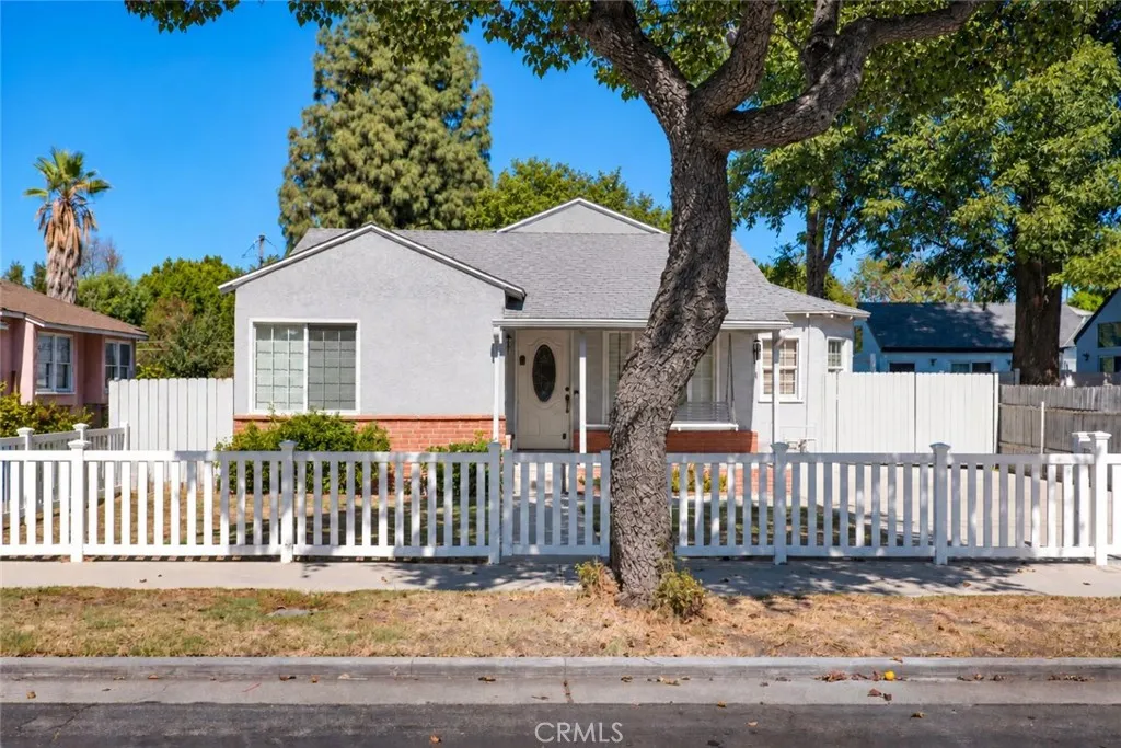 16819 Wyandotte Street — photo