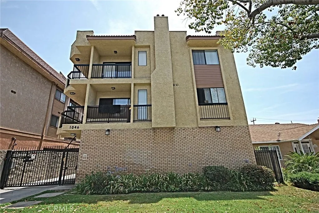 1046 Irving Avenue Unit 101 — photo