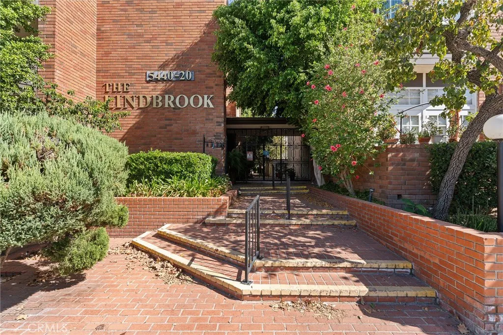 5440 Lindley Avenue Unit 302 — photo