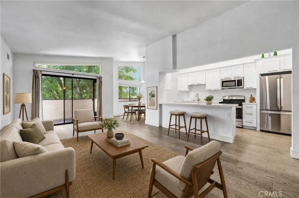 5805 Whitsett Avenue Unit 201 — photo