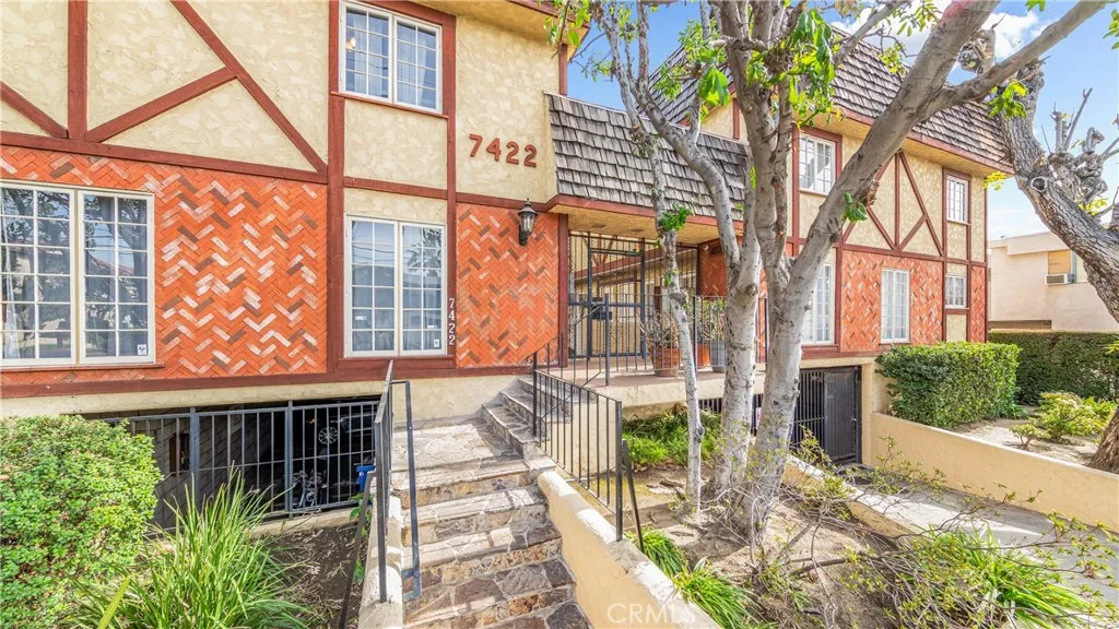 7422 Hazeltine Avenue Unit 8 — photo
