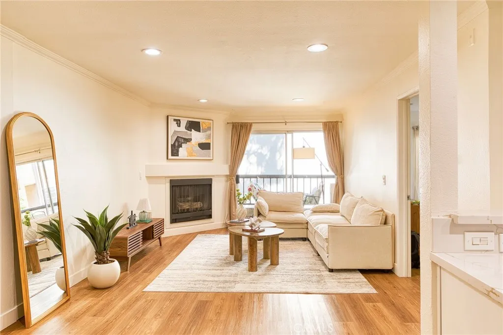 5510 Owensmouth Unit 218 — photo