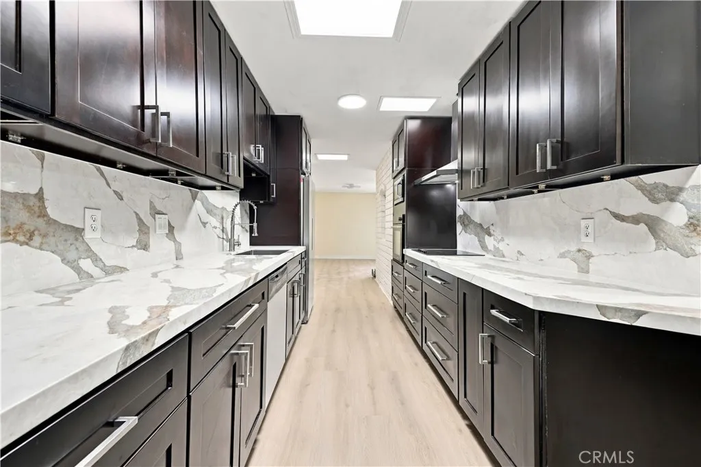5330 Lindley Avenue Unit 305 — photo