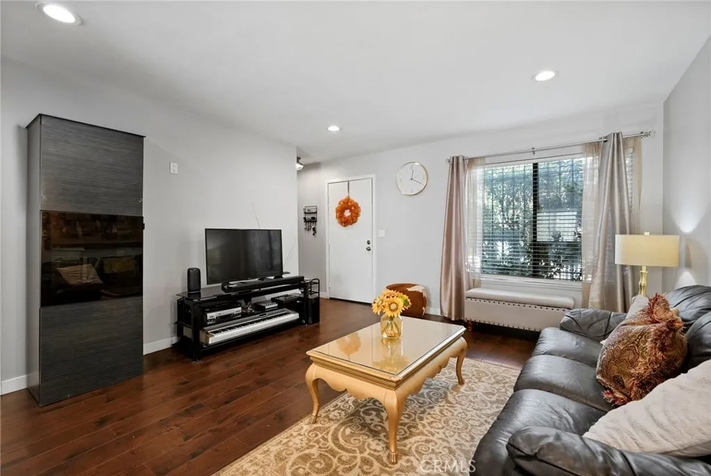 11401 Berendo Avenue Unit 7 — photo