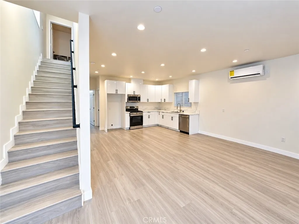 7021 Jamieson — photo