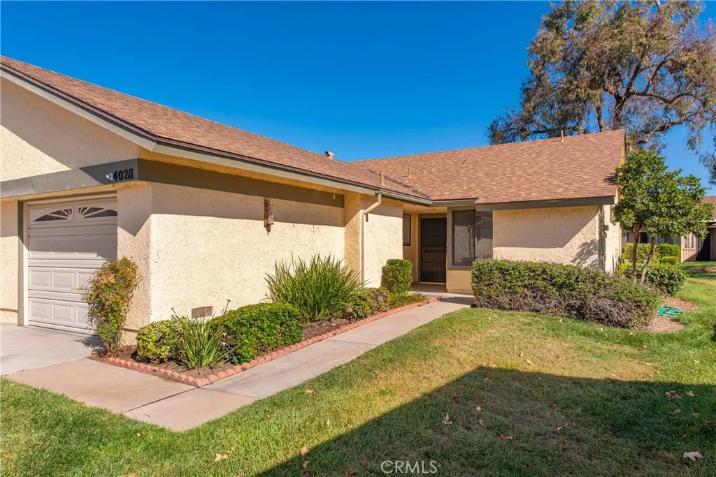 40211 Village 40 — photo