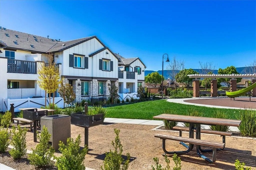 41976 Isadora 902 — photo