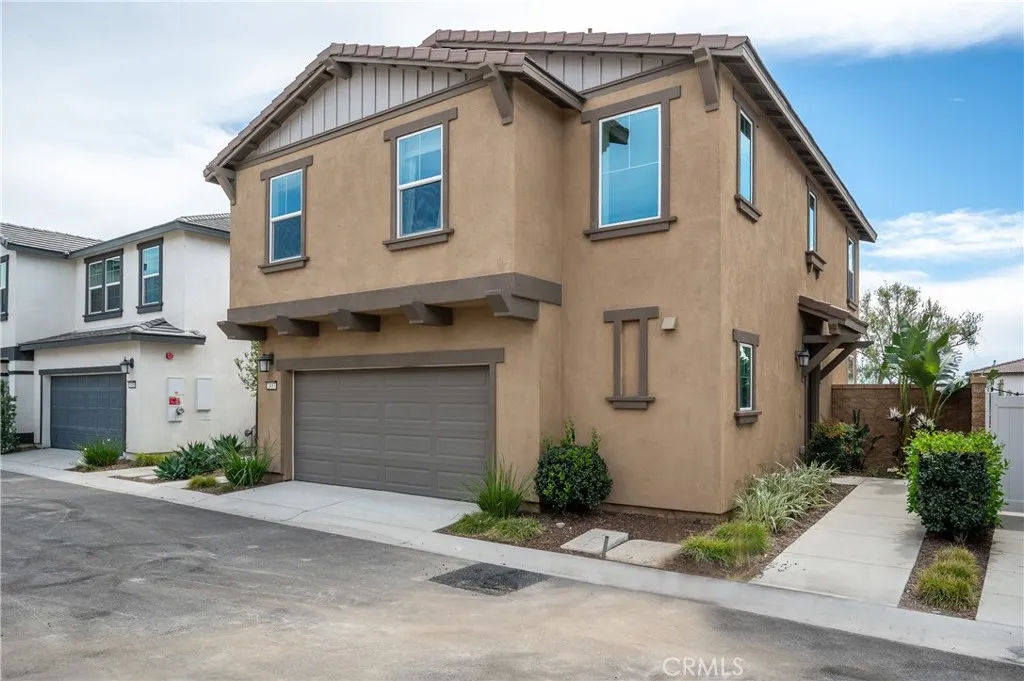 2433 Gunner Ridge Way, Rialto, CA 92377 — photo 2