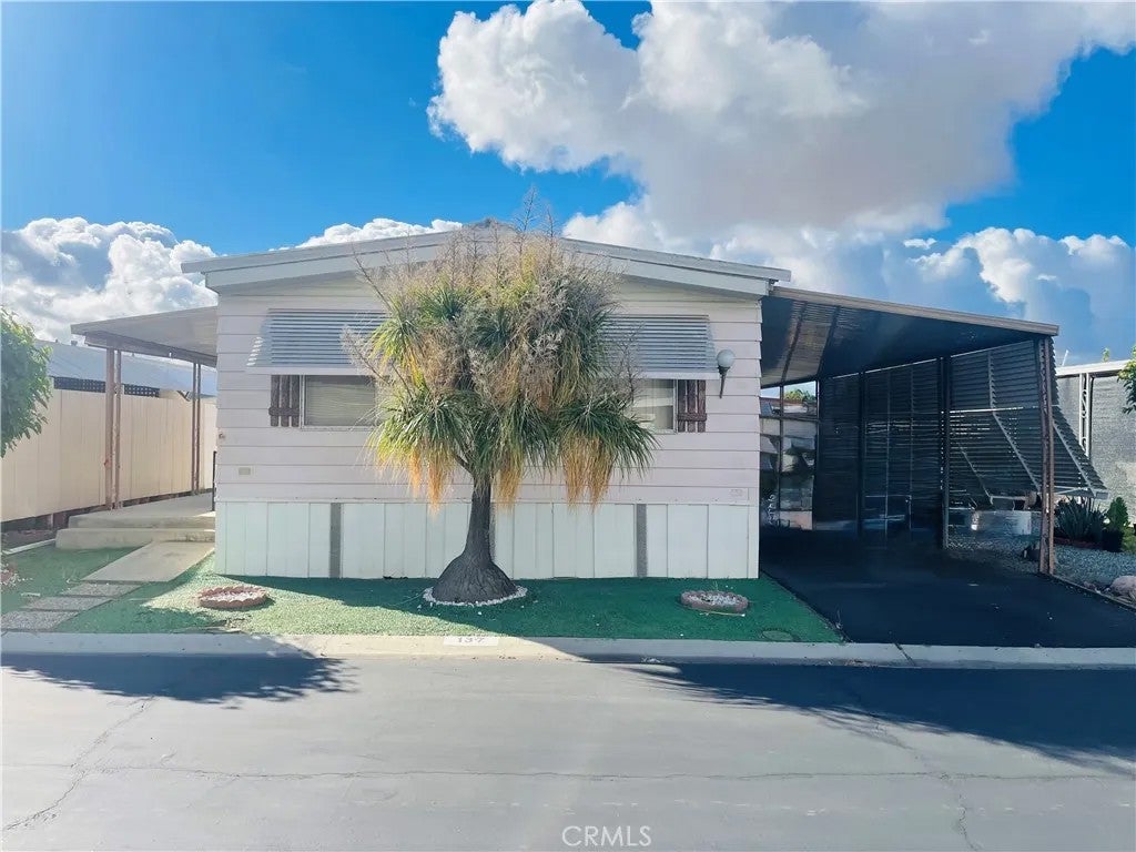 575 S Lyon 137 — photo