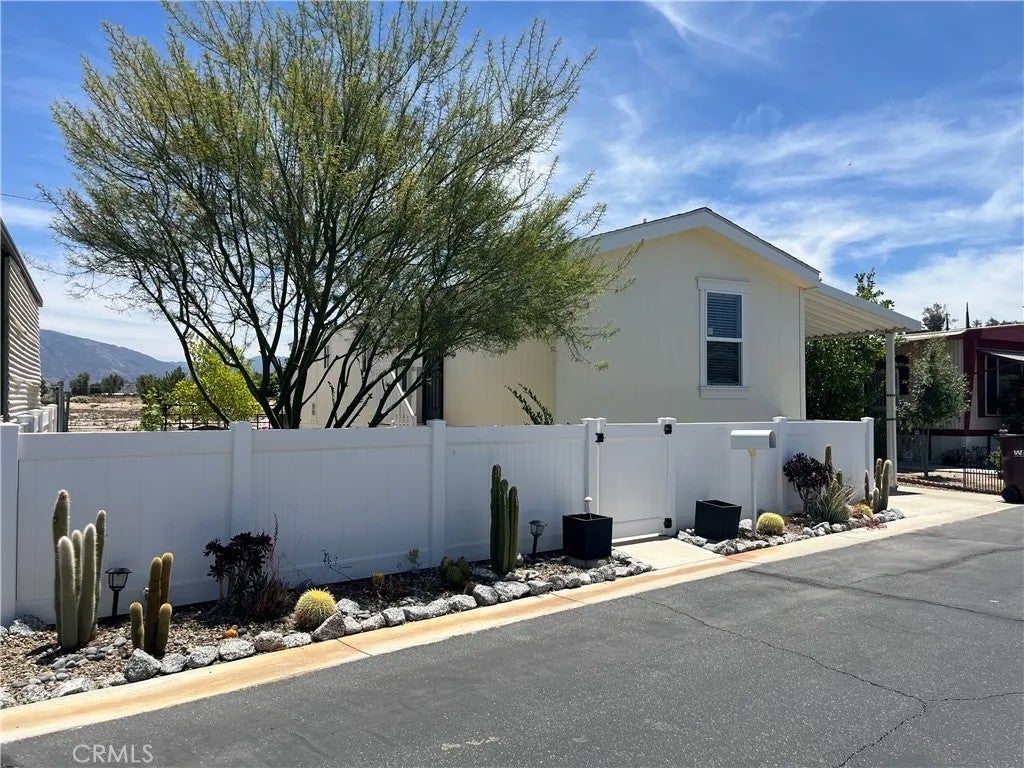 44725 E 74 174 — photo