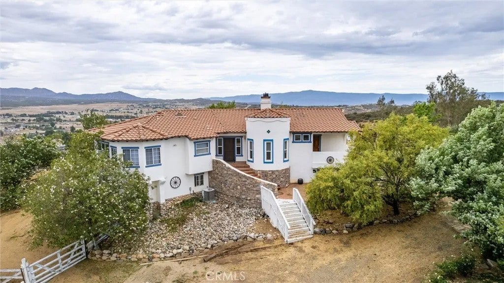 49185 Tomahawk Court — photo