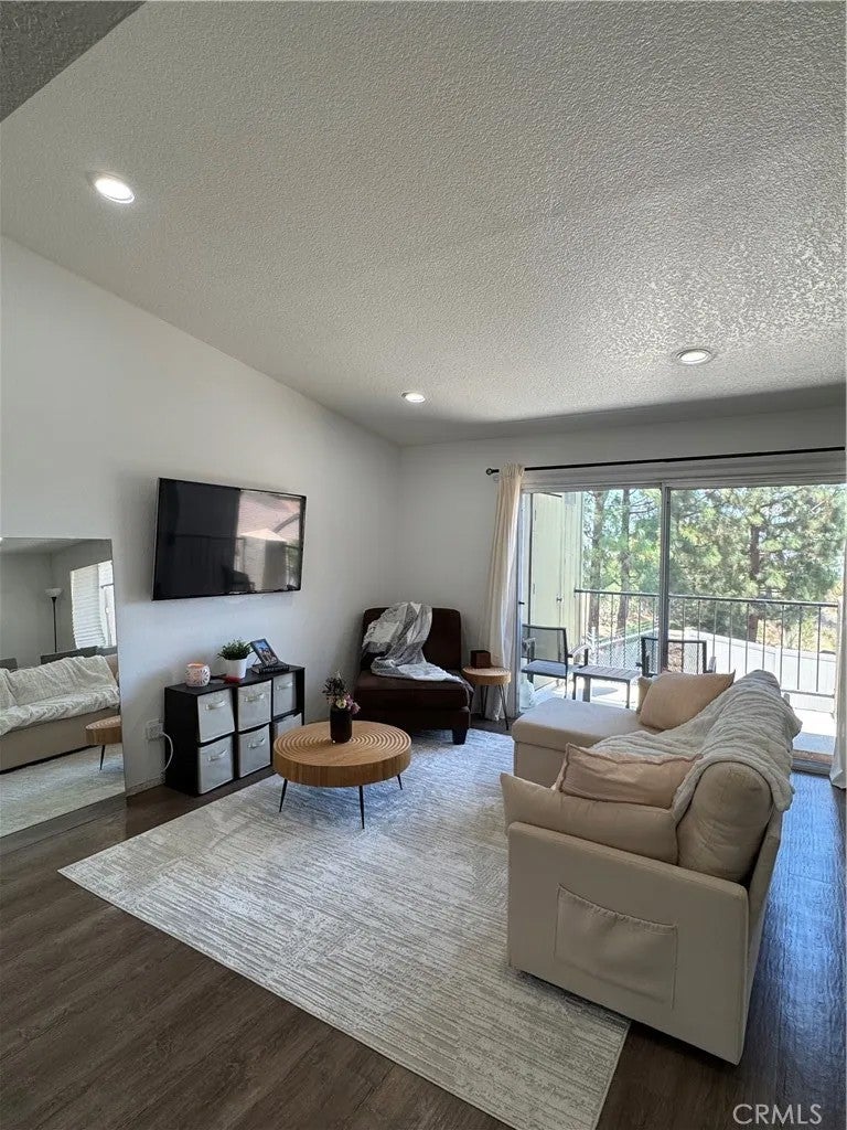 2548 Avenida Del Vista T 202 — photo