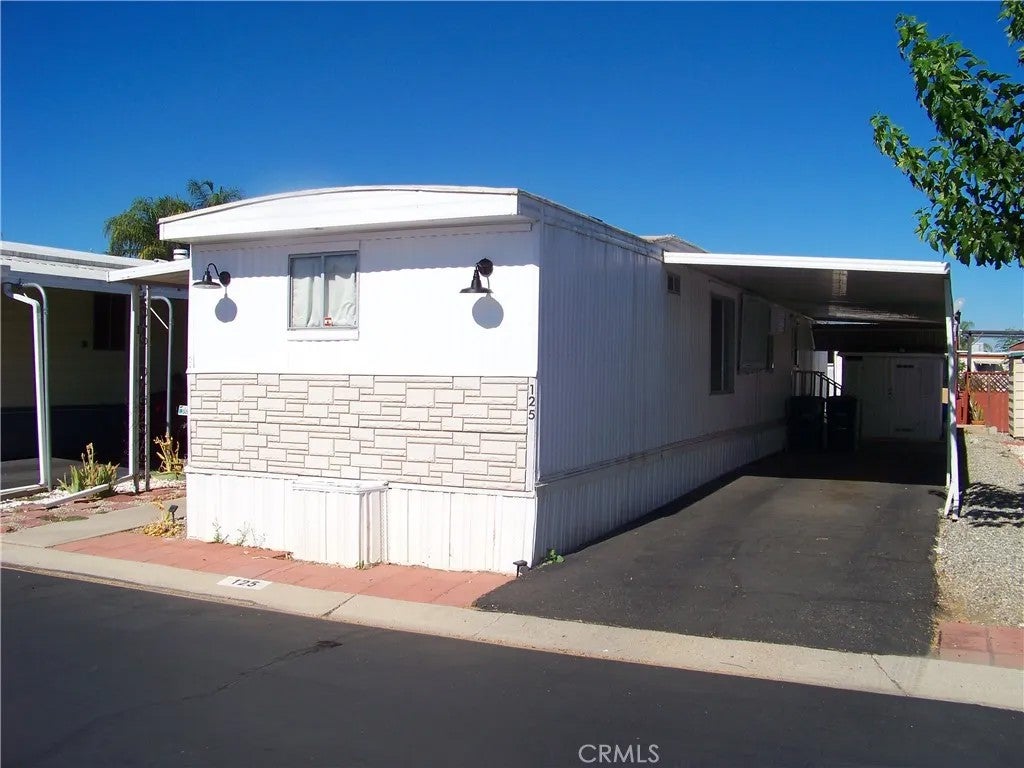 575 S Lyon 125 — photo