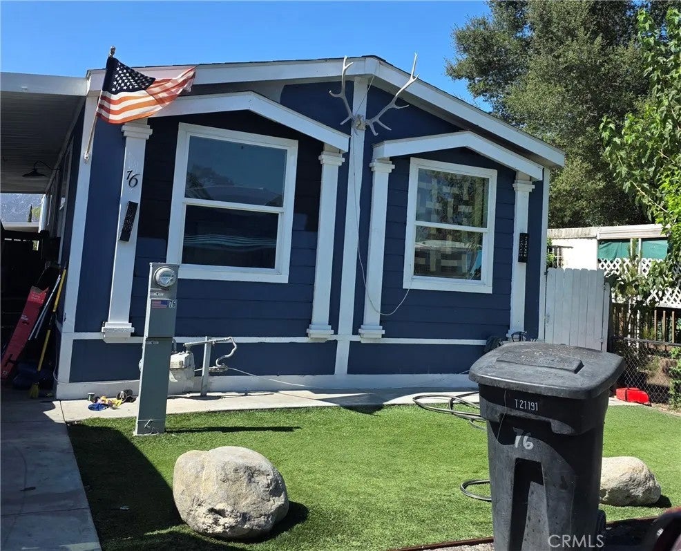 300 N Ellis 76 — photo