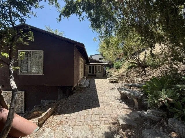 2540 Onyx — photo