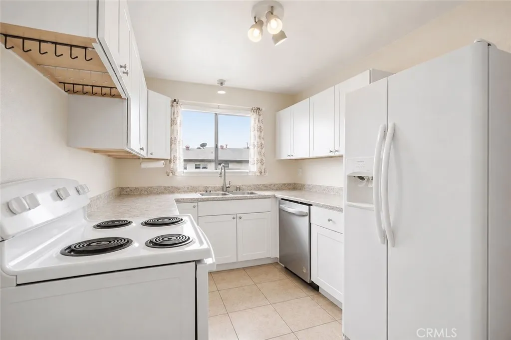 4164 Cherokee Avenue West Unit E — photo