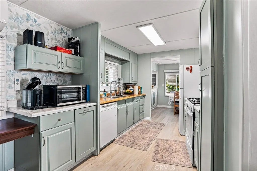 332 N. Lyon 67 — photo