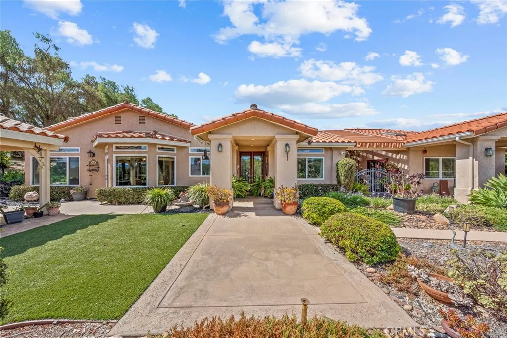 349 Puerta De Lomas, Fallbrook, CA 92028 — photo 2
