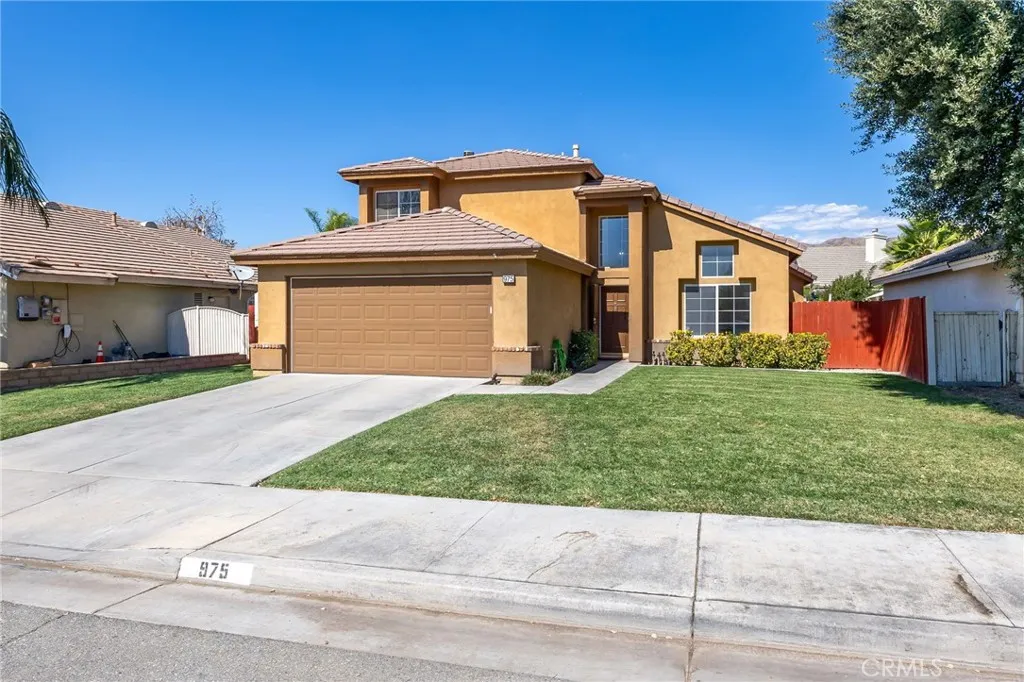 975 Peacock Dr — photo