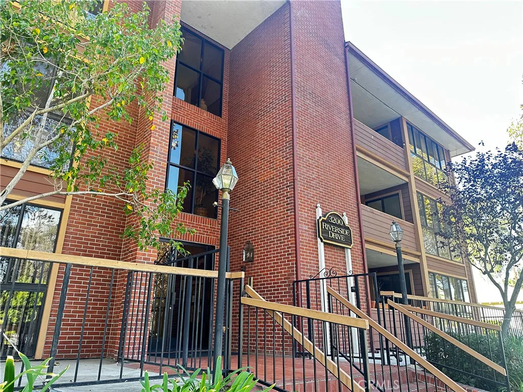 3200 W Riverside Drive Unit M — photo