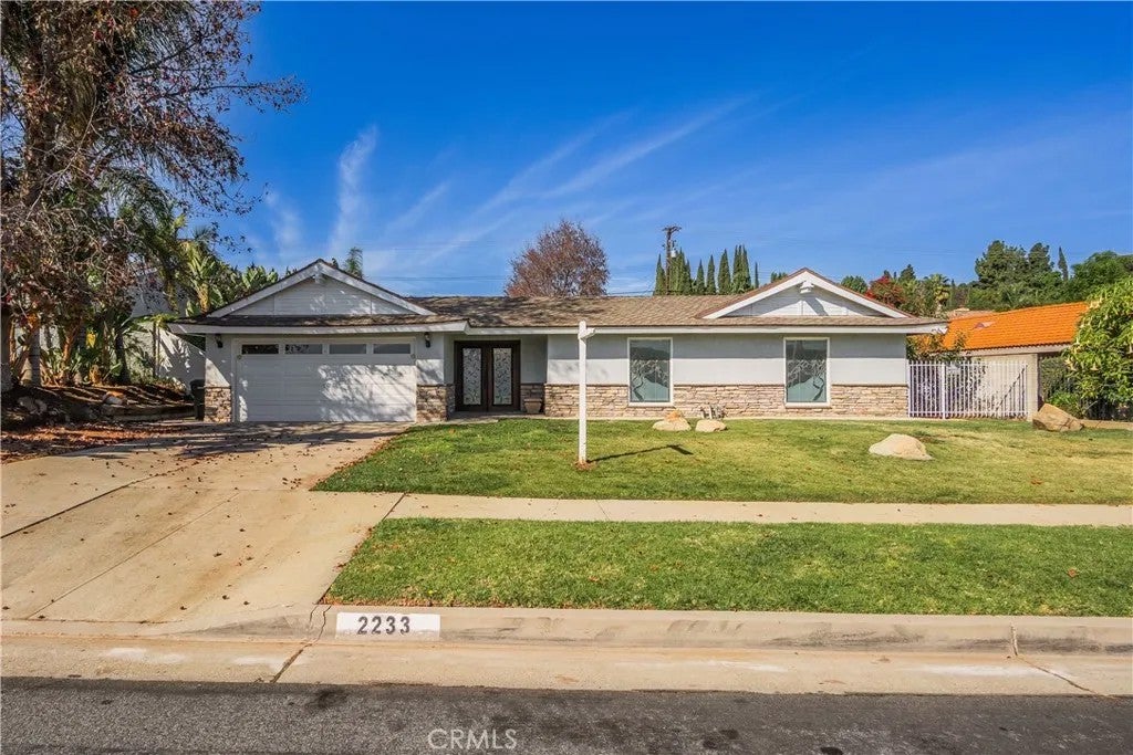 2233 Angelcrest Drive — photo