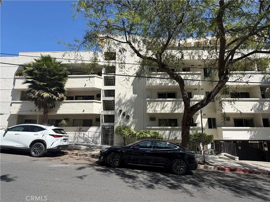960 Larrabee — photo