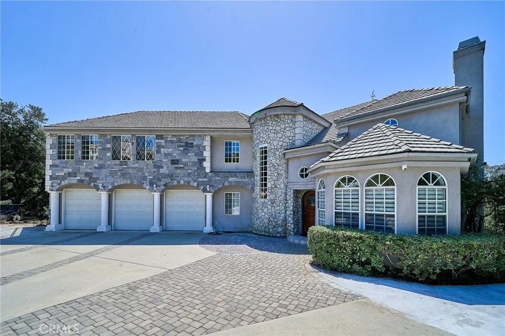 1089 Village Drive — photo
