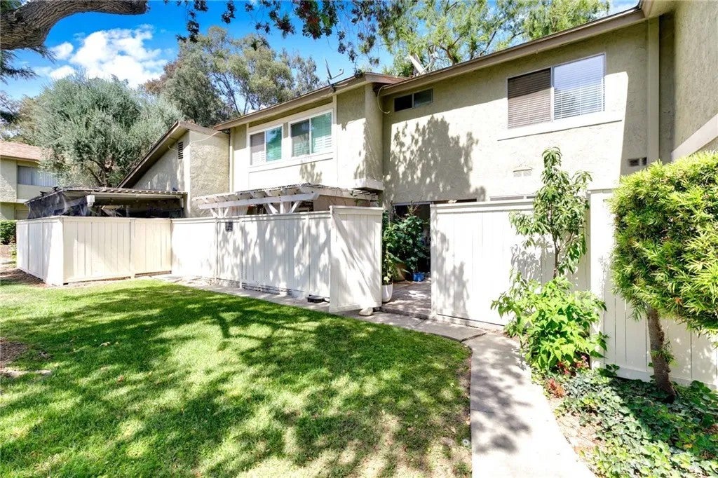 2151 E Aroma Dr — photo