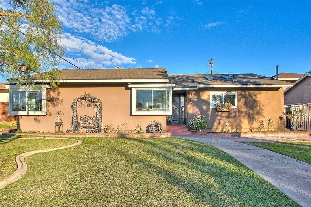 1862 Bonnie Brae — photo