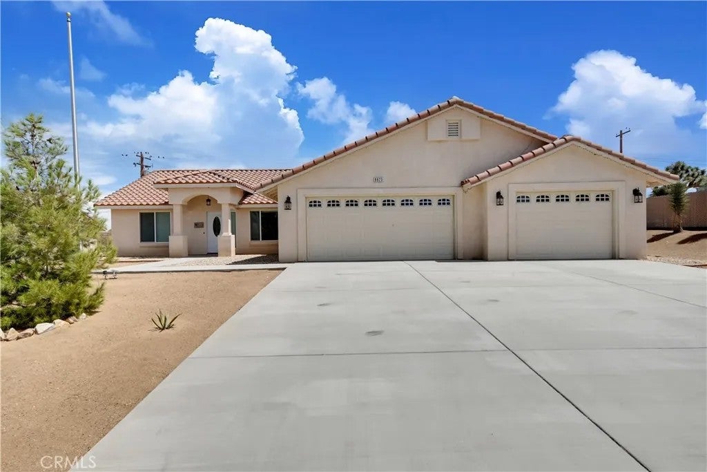 8823 Frontera Avenue — photo