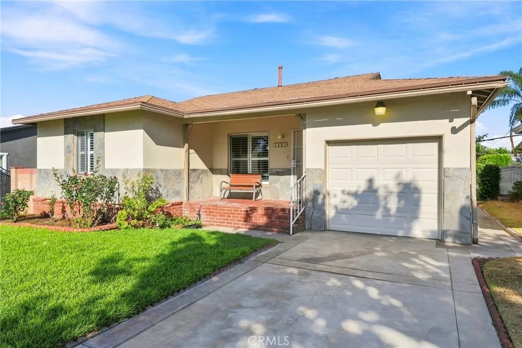 5523 Mavis — photo