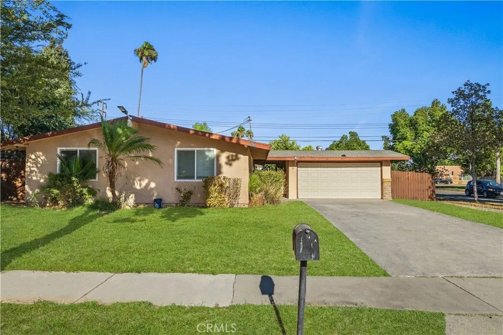 6790 El Cajon Dr — photo