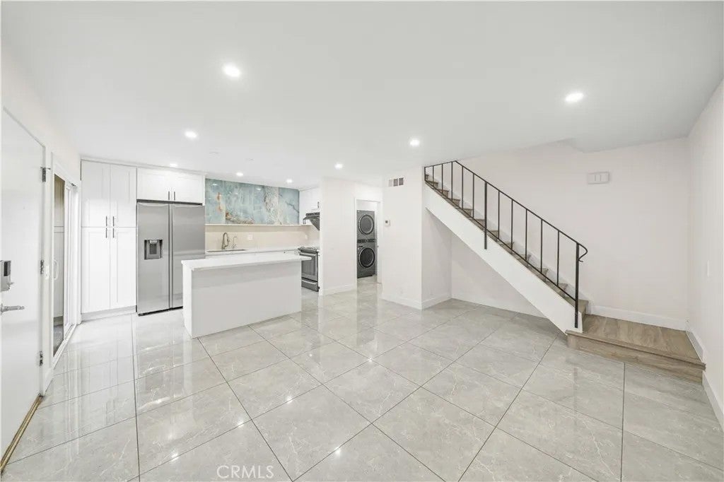 422 E Newmark B — photo